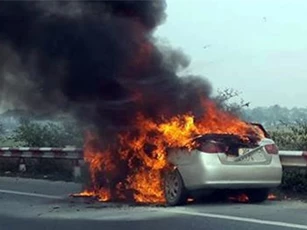 Ôtô cháy ngùn ngụt trên cao tốc, 5 người thoát chết trong gang tấc