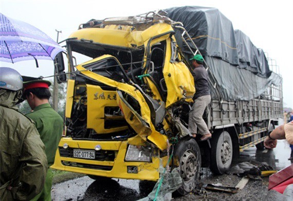 Mắc kẹt trong cabin, tài xế xe tải tử vong tại chỗ