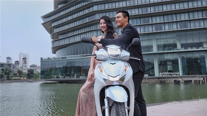 MC Phan Anh - Ng&#x1B0;&#x1EDD;i &#x111;&#x1EA7;u ti&#xEA;n s&#x1EDF; h&#x1EEF;u Honda SH300i t&#x1EA1;i Vi&#x1EC7;t Nam