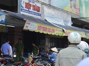 Một ngày, xảy ra hai vụ cướp tiệm vàng ở miền Tây