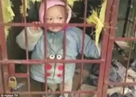 Phẫn nộ "ác mẫu" nhốt con 3 tuổi trong chuồng chó