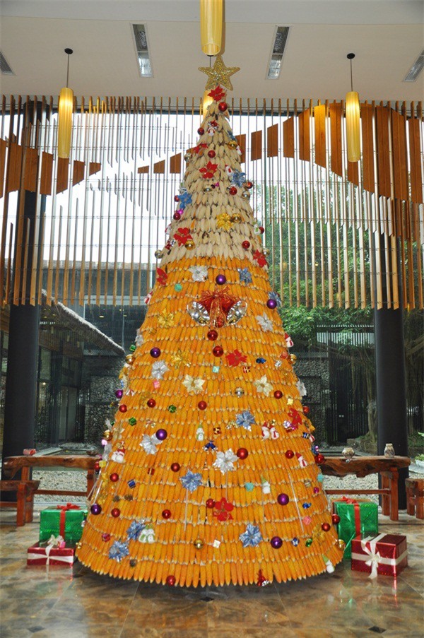 Cây thông Noel đặc biệt làm từ 3.600 bắp ngô tại Hòa Bình