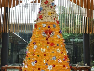 Cây thông Noel đặc biệt làm từ 3.600 bắp ngô tại Hòa Bình