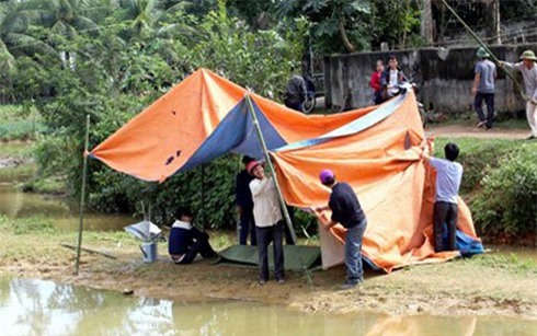 Cha tử vong dưới mương nước khi đi tìm con