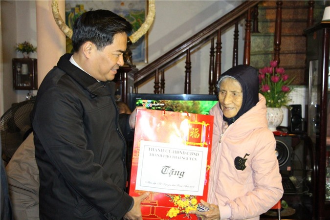 Đề xuất dành hơn 431 tỷ đồng tặng quà Tết cho người có công