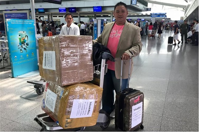 Minh Béo vẫn bị còng tay, dẫn độ ra sân bay về Việt Nam