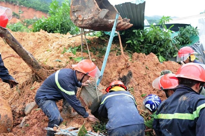 Sạt lở núi kinh hoàng ở Nha Trang, ít nhất 2 người chết
