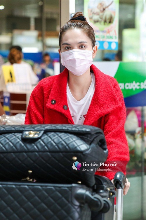 Thăm Hoàng Kiều trở về, Ngọc Trinh lộ vẻ mệt mỏi tại sân bay