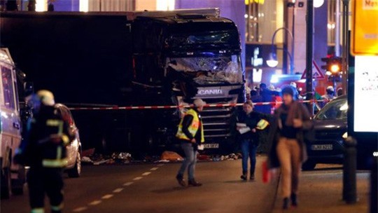 Xe tải lao vào chợ Giáng sinh ở Đức, 60 người thương vong