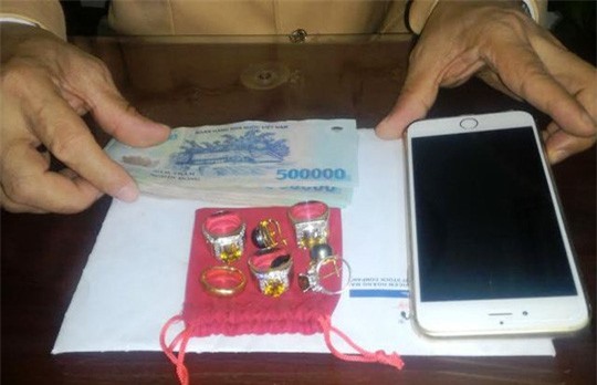 CSGT trả lại gần 1 tỷ đồng cho người đánh rơi