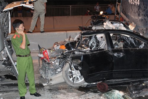 Hiện trường tai nạn 4 xe tông liên hoàn trên cầu Phú Mỹ