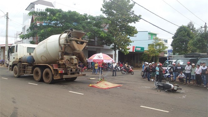 Ngã ra đường, nữ nhân viên ngân hàng bị xe bồn cán tử vong