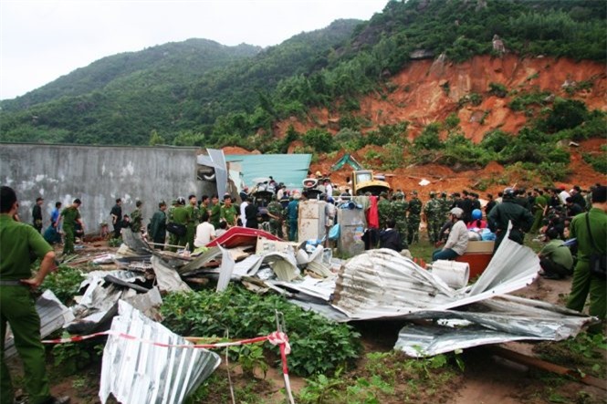Sạt lở núi ở Nha Trang, 10 người thương vong: Vì đâu nên nỗi?