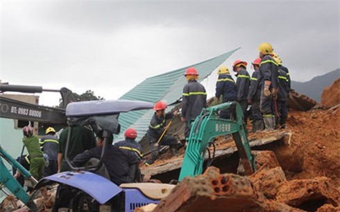 Sạt lở núi ở Nha Trang: Cha lấy thân che chở 2 con thơ