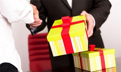 Nghiêm cấm tặng quà Tết cho cấp trên dưới mọi hình thức