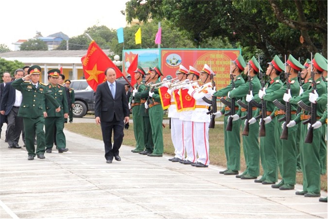 Thủ tướng Nguyễn Xuân Phúc thăm Lữ đoàn 242 nhân ngày 22/12