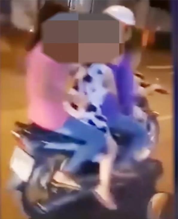 CSGT truy tìm bé trai 5 tuổi lái xe máy chở 3 người trên phố