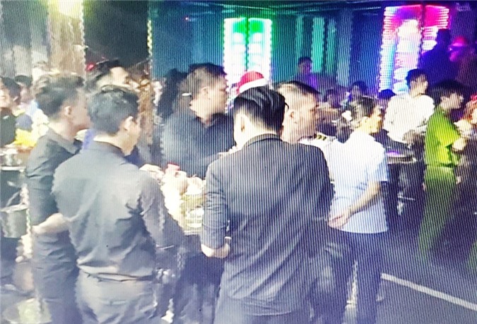 Đột kích 2 quán bar ở Sài Gòn, bắt giữ gần 100 dân chơi