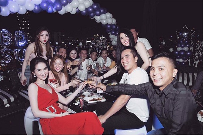 Ngọc Trinh diện đầm đỏ gợi cảm tiệc tùng cùng chị gái