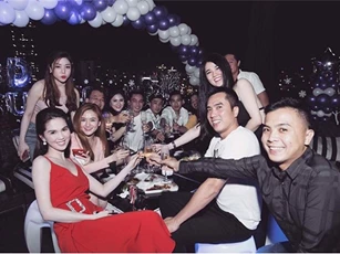 Ngọc Trinh diện đầm đỏ gợi cảm tiệc tùng cùng chị gái