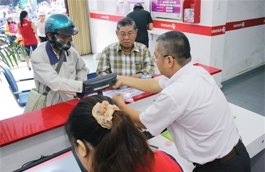 Xổ số Vietlott: Nhiều người xếp hàng mua vé cầu may