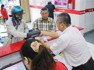 Xổ số Vietlott: Nhiều người xếp hàng mua vé cầu may