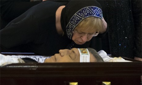 Xúc động ảnh vợ đại sứ Nga hôn lên trán chồng lần cuối trong lễ tiễn biệt