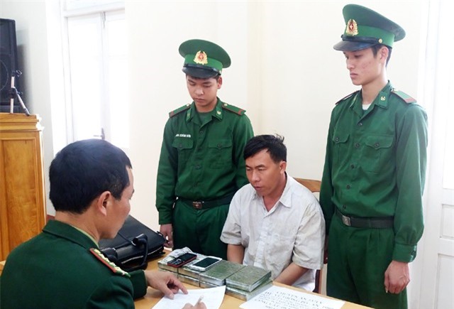Bắt đối tượng vận chuyển 8 bánh heroin qua biên giới Việt - Lào
