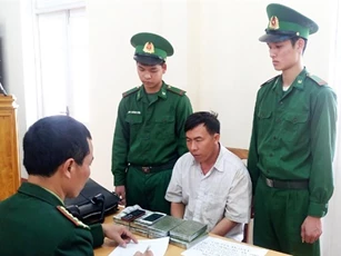 Bắt đối tượng vận chuyển 8 bánh heroin qua biên giới Việt - Lào