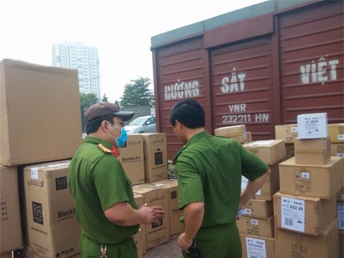 Hàng tấn hàng lậu chứa trong 9 toa tàu hỏa Bắc Nam