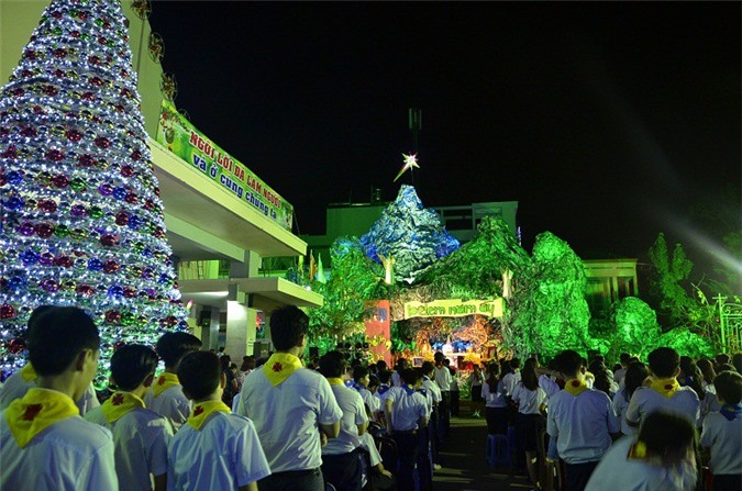 Người Sài Gòn háo hức đổ về trung tâm đón Giáng sinh