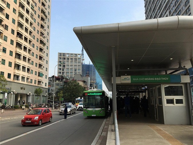 Xe máy lấn làn buýt nhanh BRT sẽ bị phạt tới 400.000 đồng