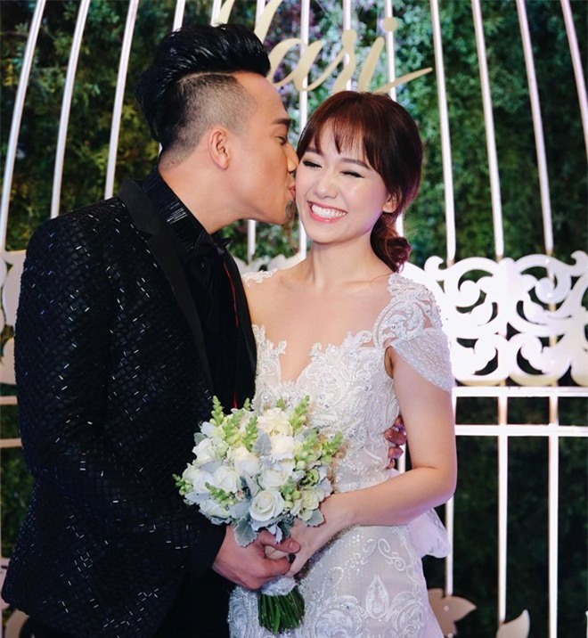 Trấn Thành - Hari Won kết hôn: Chú rể âu yếm hôn cô dâu 