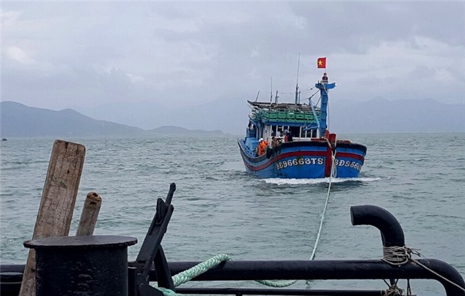 12 thuyền viên tàu cá thả trôi trên biển được cứu trong đêm