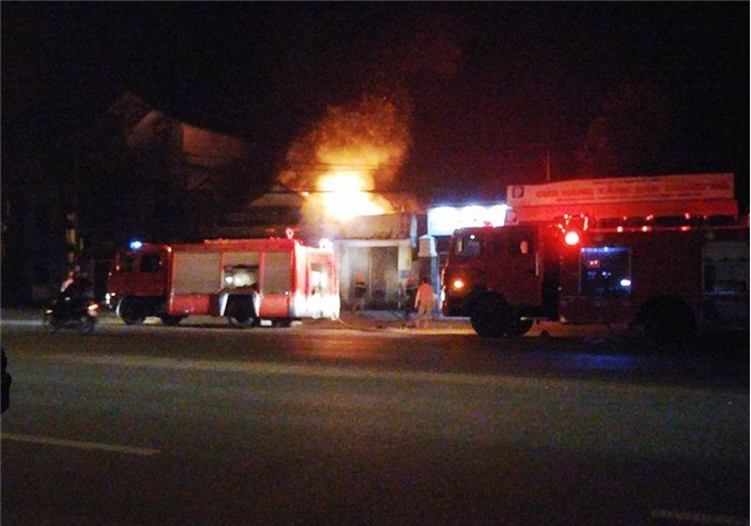 Cửa hàng sửa chữa xe máy ở Nghệ An cháy dữ dội trong đêm