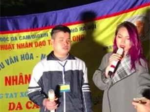 Dân mạng dậy sóng với clip Mỹ Tâm hát cùng cậu bé khiếm thị