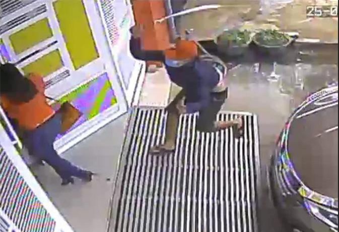 Thanh niêm chém đứt lìa cánh tay người yêu rồi tự sát