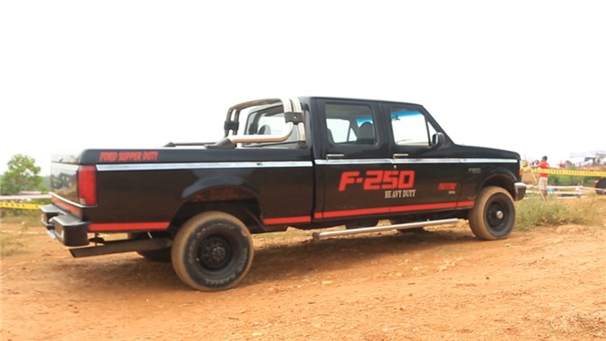 [VIDEO] Xem nhanh "đồ cổ" Ford F-250 tại Hà Nội