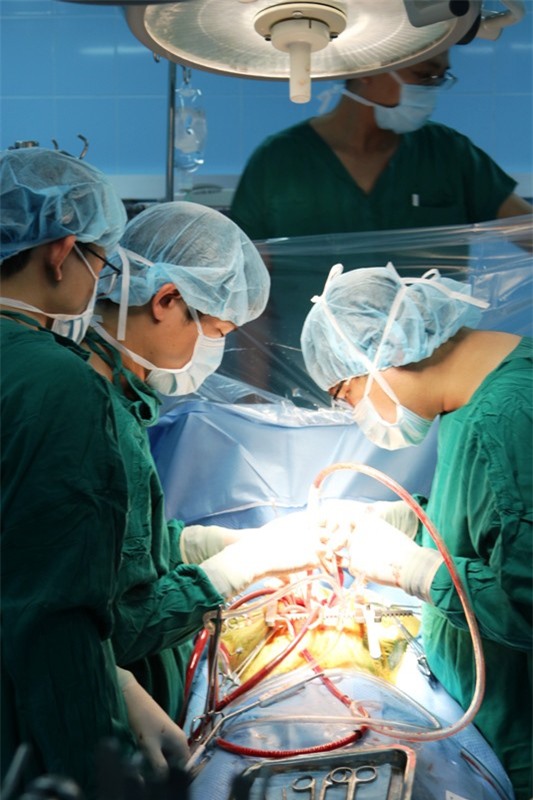 Bé trai bị vỡ động mạch chủ được cứu sống một cách thần kỳ