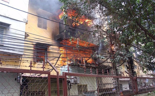  Cháy lớn ở Chùa Bộc: Phá cửa cứu cụ ông ra ngoài