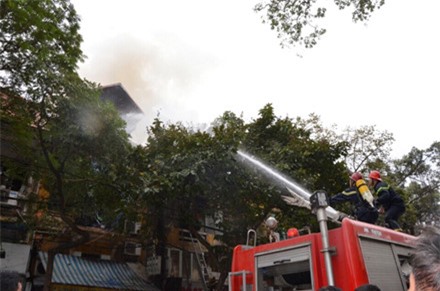 Hà Nội: Cháy dữ dội nhiều nhà trên phố Phùng Hưng