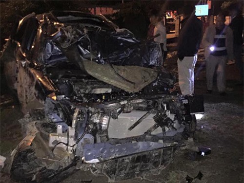 Quảng Ninh: CX5 đâm biển báo, 5 người thương vong