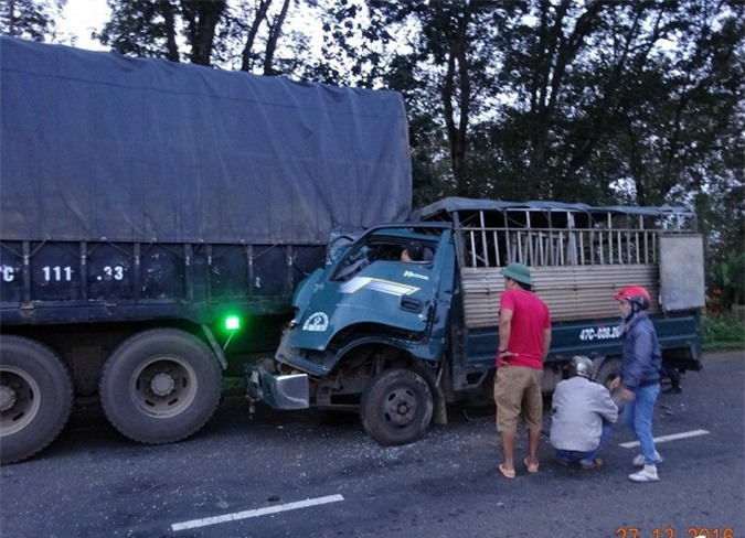 3 người mắc kẹt trong cabin xe tải sau tai nạn kinh hoàng