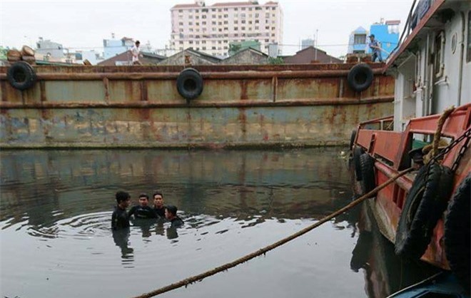 Lặn tìm điện thoại dưới kênh, một người chết đuối thương tâm