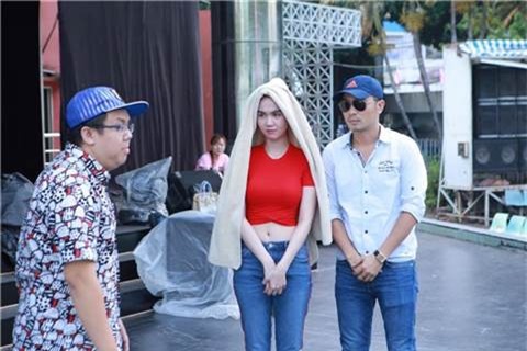  Ngọc Trinh khoe vòng eo "con kiến" đi tập kịch