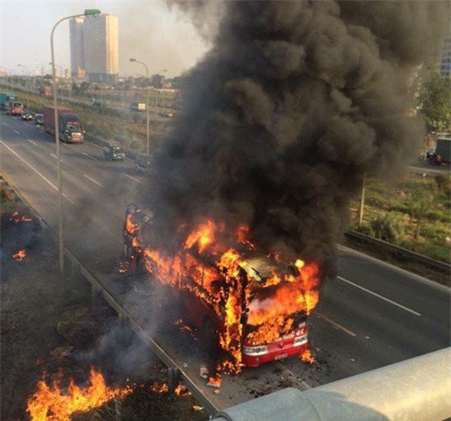 Xe khách bất ngờ cháy ngùn ngụt trên Đại lộ Thăng Long