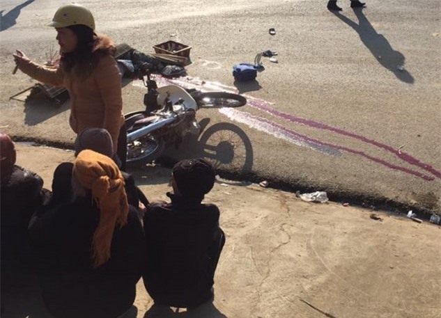 Xe tải đâm xe máy, 2 bà cháu tử vong tại chỗ