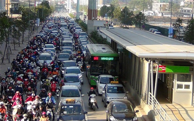 Buýt BRT "ra quân" ngày đầu, đường phố ùn tắc nghiêm trọng