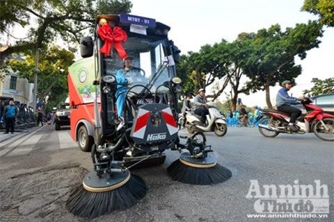 Cận cảnh "siêu xe" hút bụi, quét đường tiền tỷ ở Hà Nội