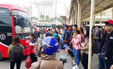 Điều chuyển xe bến Mỹ Đình: Hành khách nhốn nháo tìm cách về quê